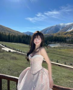 Trang phục ngoài trời: Phù hợp cho concept picnic, dạo phố.