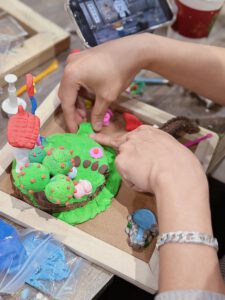 Nặn đất sét - workshop vẽ tranh