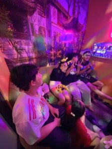 khach hang tai phong hat akang