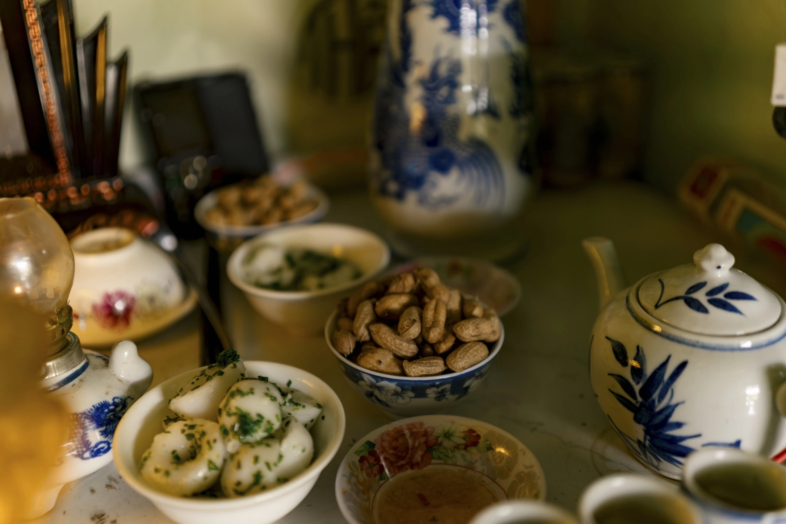 Những căn nhà khuyết nơi rốn lũ phản ánh nỗi đau mất mát sau thiên tai, khi nhiều gia đình phải sống trong cảnh thiếu vắng người thân sau trận lũ dữ.