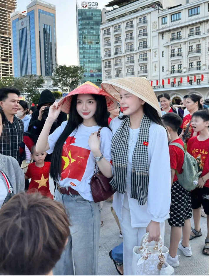 Áo thun cờ Việt Nam dễ phối đồ - mặc đi đâu cũng hợp.
