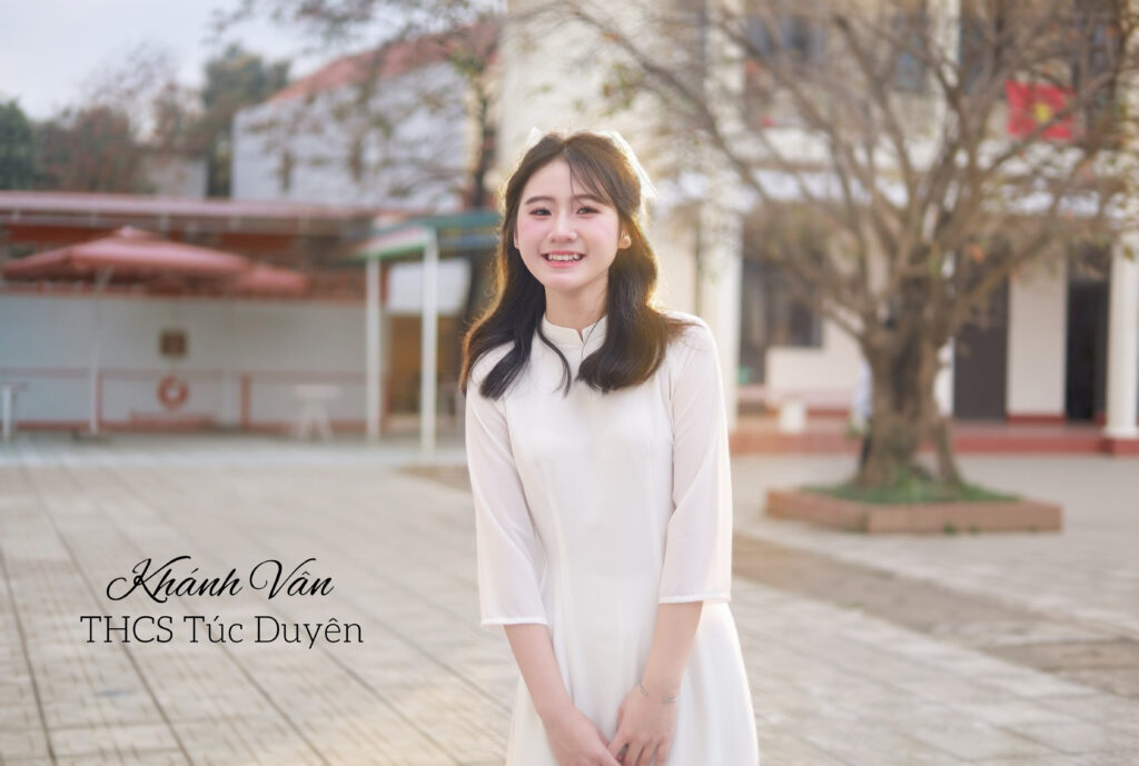 Không khí vui vẻ, sáng tạo trong buổi chụp kỷ yếu Moy Media.