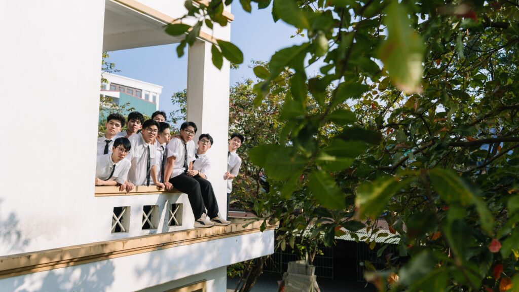 concept chụp kỷ yếu vintage ngoài trời