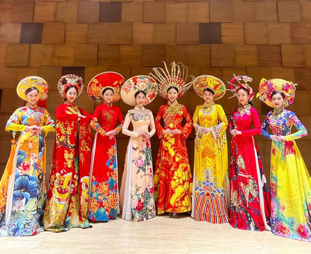 thuê váy biểu diễn Thực Huệ