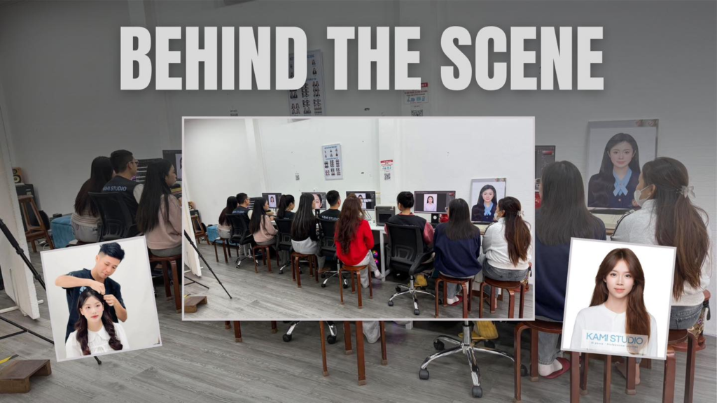 Hình ảnh hậu trường buổi chụp ảnh thẻ tại Kami studio khách hàng đang ngồi chỉnh sửa ảnh cùng thợ trên máy tính, thể hiện quy trình làm việc chuyên nghiệp.