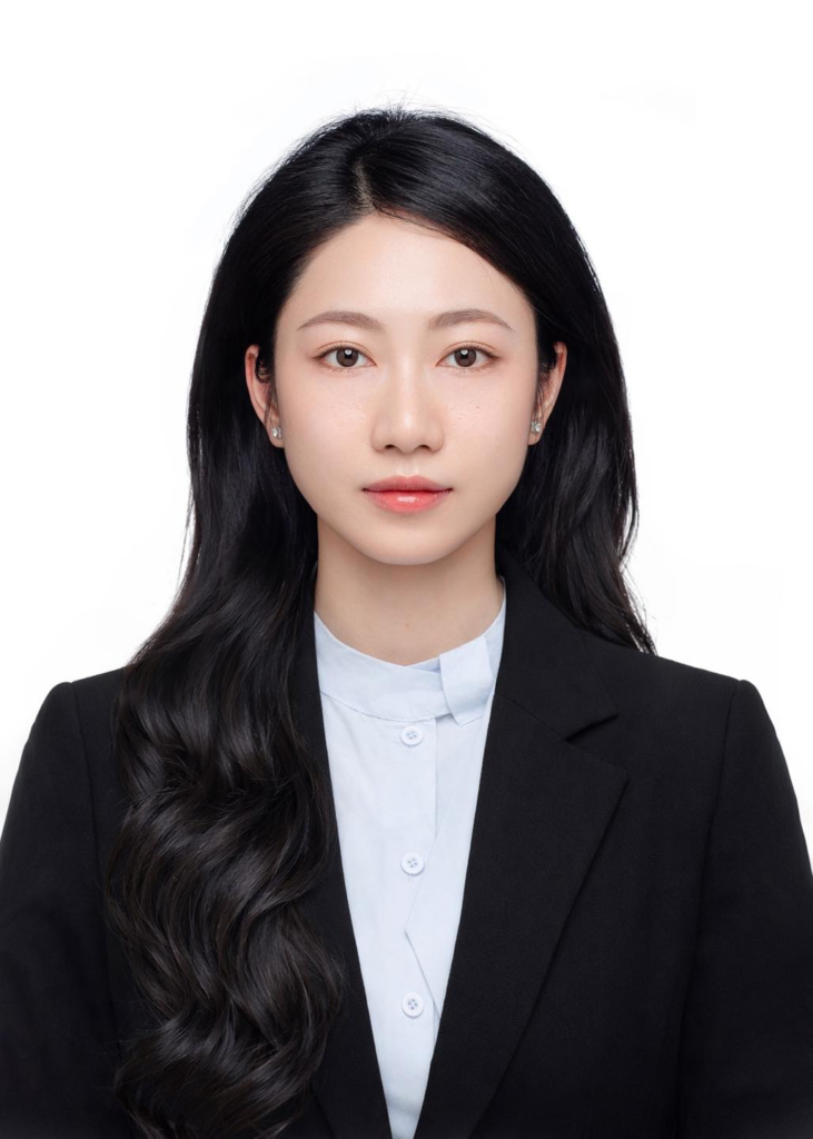 Trang phục lịch sự, màu sắc tương phản với nền là lưu ý quan trọng khi chụp ảnh thẻ để tôn lên khuôn mặt.
