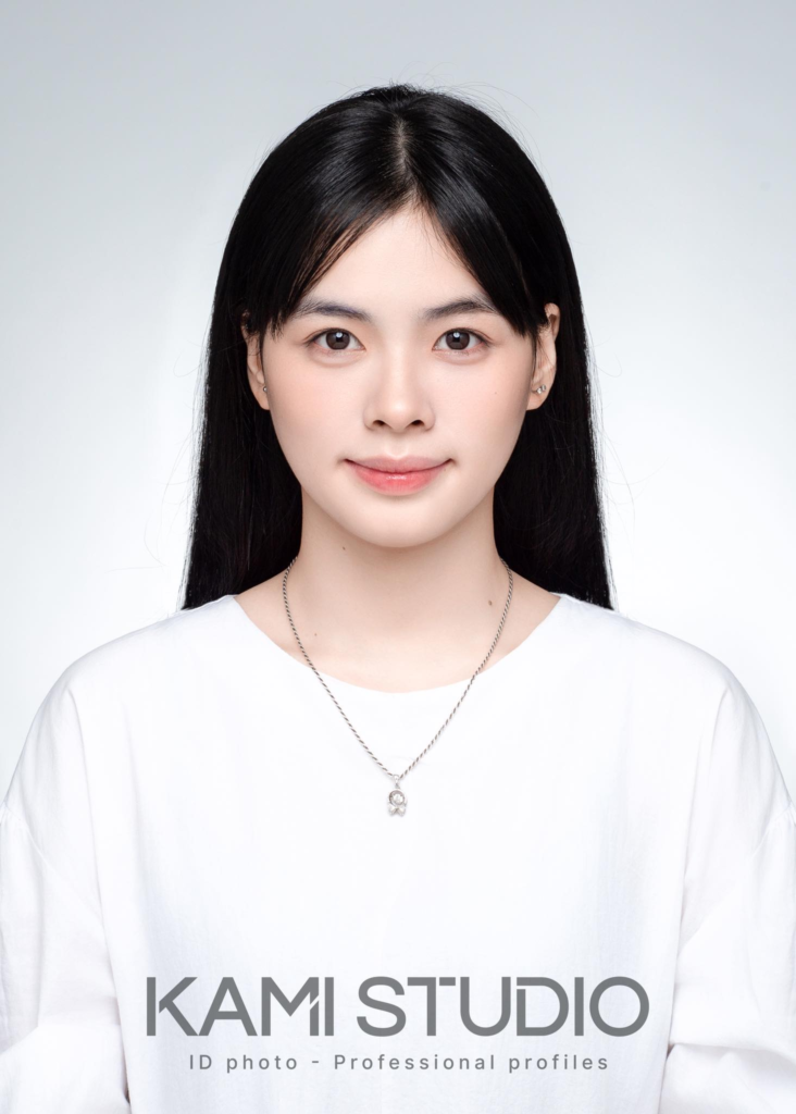 Chụp ảnh thẻ đẹp với góc máy chuẩn và ánh sáng đều
