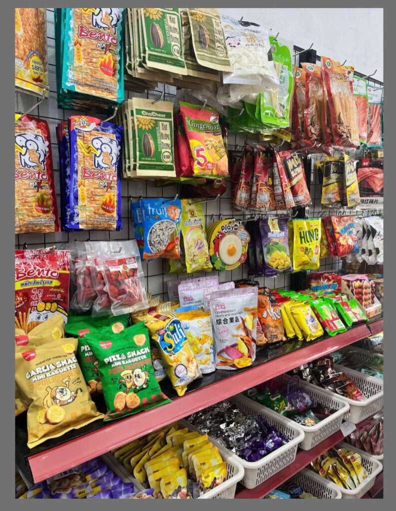 cửa hàng tiện lợi nổi bật với các sản phẩm đồ ăn nhanh