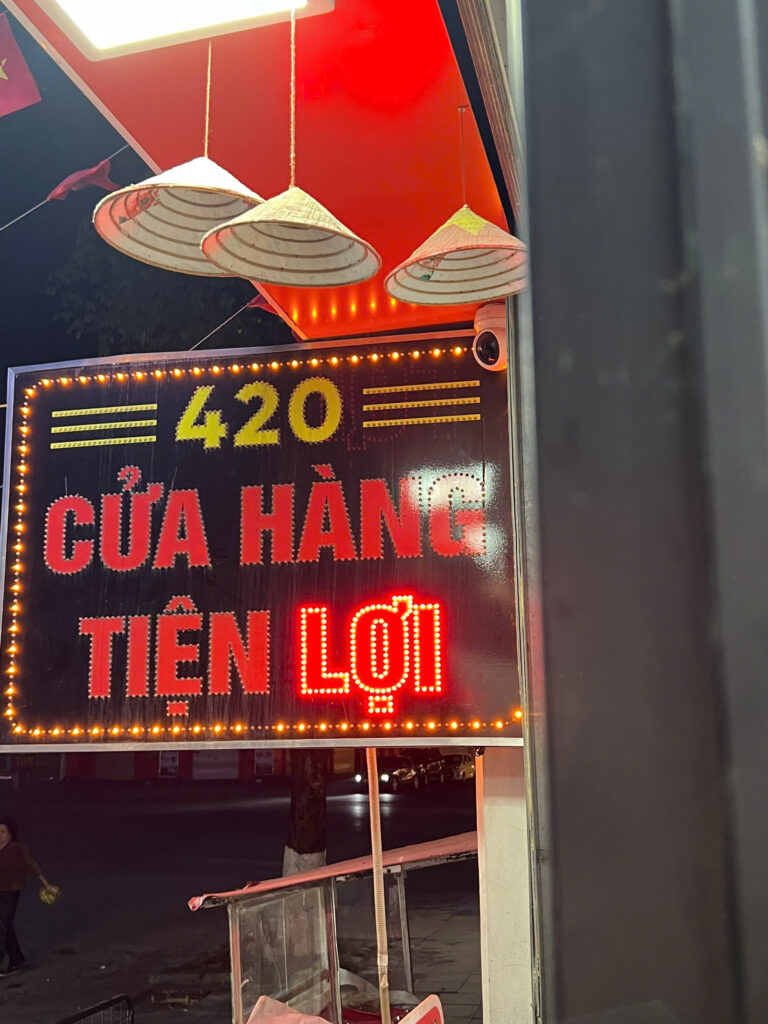 Cửa hàng tiện lợi 420