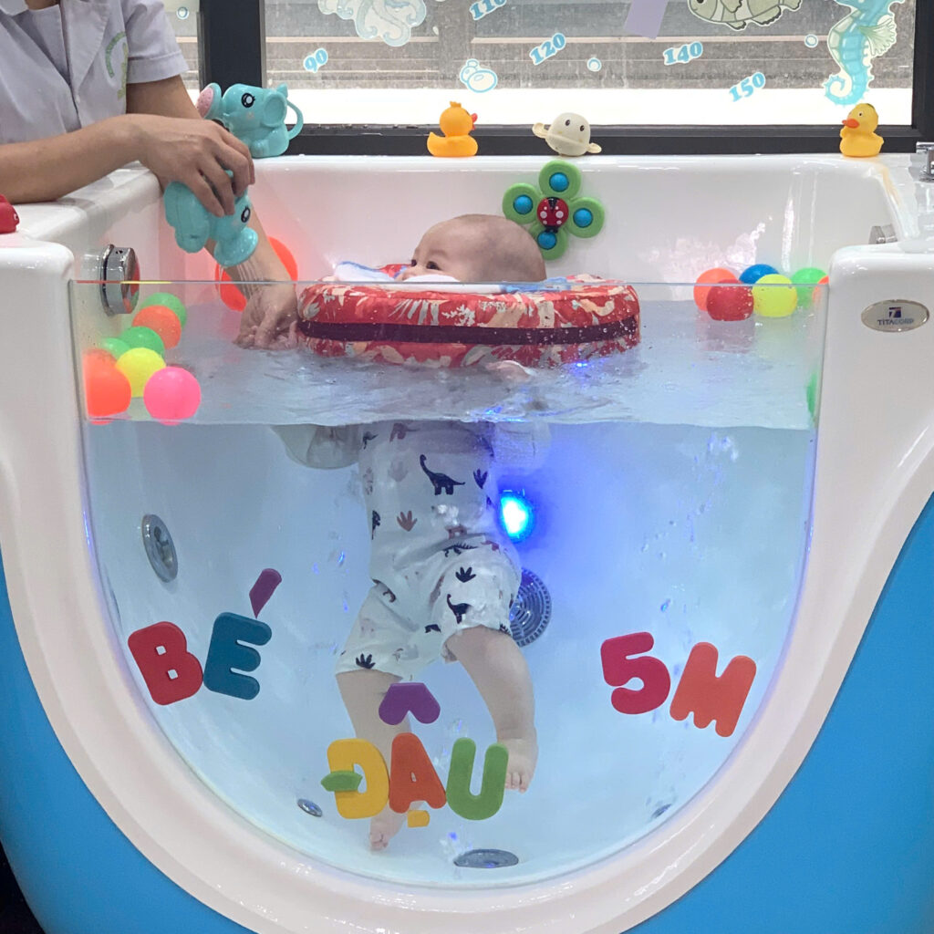Bơi thủy liệu cho trẻ – lợi hay hại