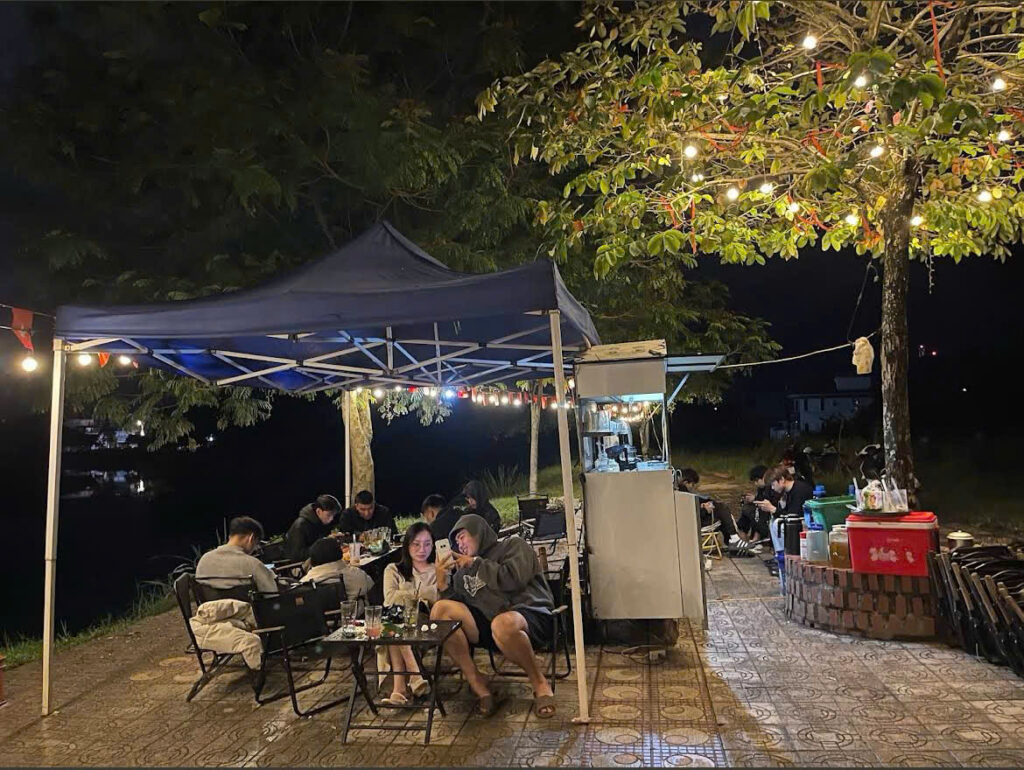 Quán cafe ven hồ Sương Rồng – HÍP Coffee Thái Nguyên với view đẹp, không gian chill, menu đa dạng. Địa điểm lý tưởng để thư giãn, học tập và check-in.