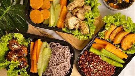 Cơm trưa văn phòng healthy bao gồm rau củ tươi, trứng và ngũ cốc giúp giảm cân hiệu quả