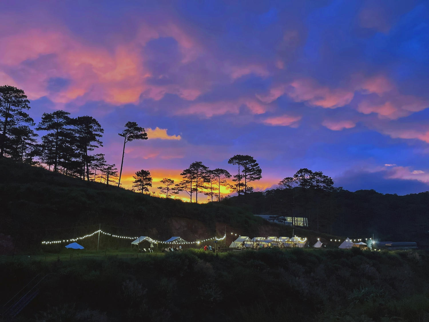 view hoàng hôn cắm trại