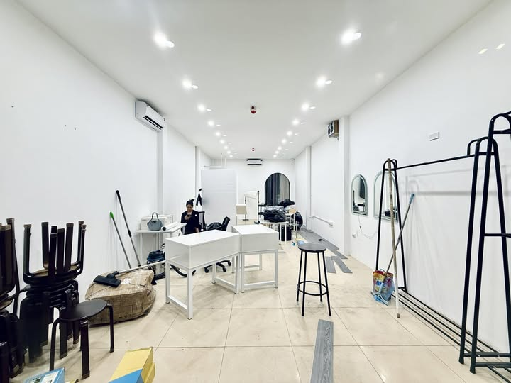 Ánh sáng là yếu tố cốt lõi quyết định chất lượng ảnh thẻ. Các studio chụp ảnh thẻ bài bản thường sử dụng hệ thống đèn softbox kết hợp máy ảnh full-frame để tạo ra những bức ảnh sắc nét, đúng chuẩn tỷ lệ khuôn mặt mà vẫn giữ được vẻ đẹp tự nhiên.

