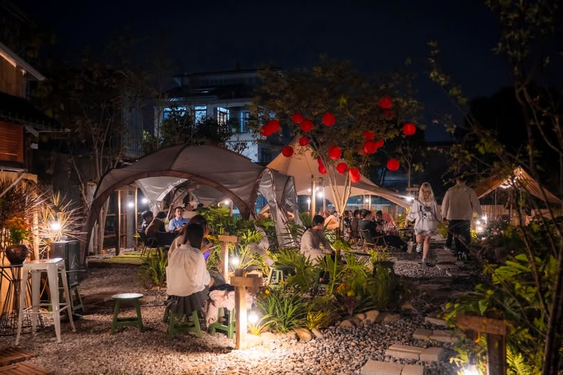 Hình 1: Không gian quán Cafe phim AVOCINE