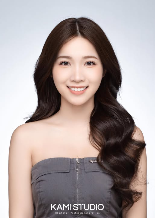 Trang phục lịch sự và lớp trang điểm tinh tế là "chìa khóa" cho một bộ ảnh thẻ ưng ý. Khi chụp ảnh thẻ, nên ưu tiên áo sơ mi cổ đổ hoặc áo thun màu tối, kết hợp với lớp nền mỏng để da đều màu, giúp khuôn mặt sáng khỏe và rõ nét dưới ánh đèn studio.